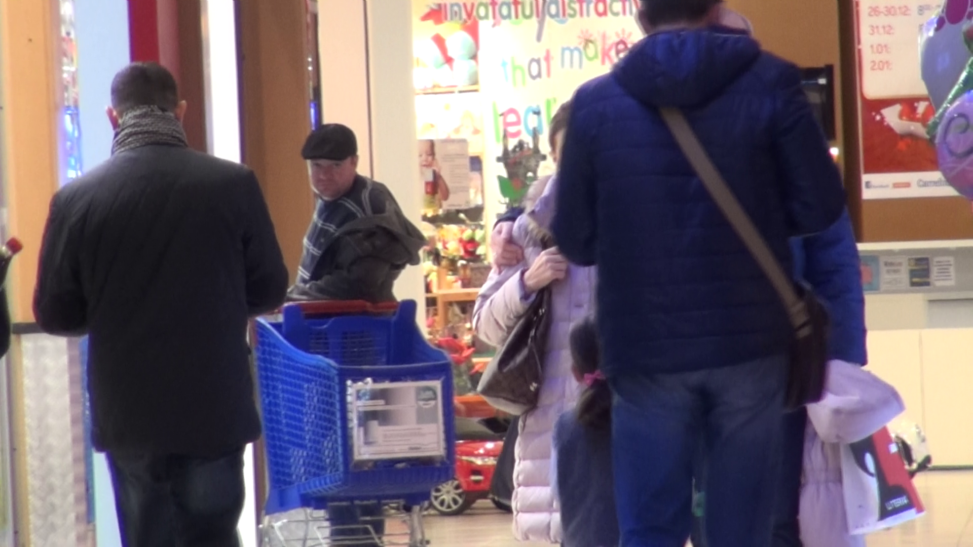 Duban asteapta ca sotia lui sa iasa din magazinul de cosmetice