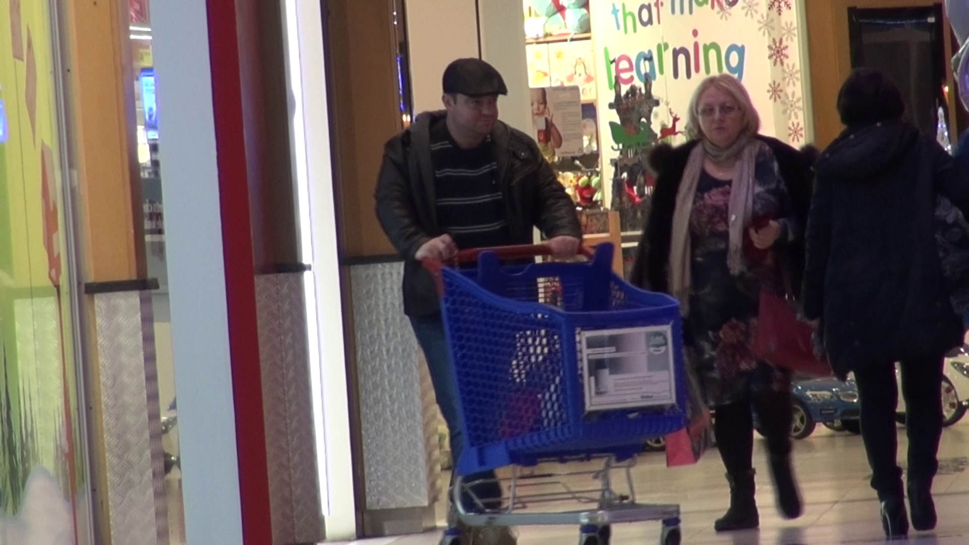 Intr-un final, actorul isi lasa sotia sa mearga la magazinele la care isi doreste si el isi vede linistit de ale lui