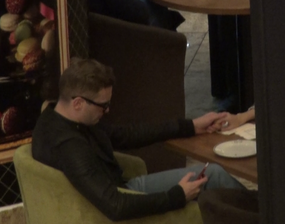 Sorin Brotnei isi tine iubita de mana chiar si atunci cand sta la masa