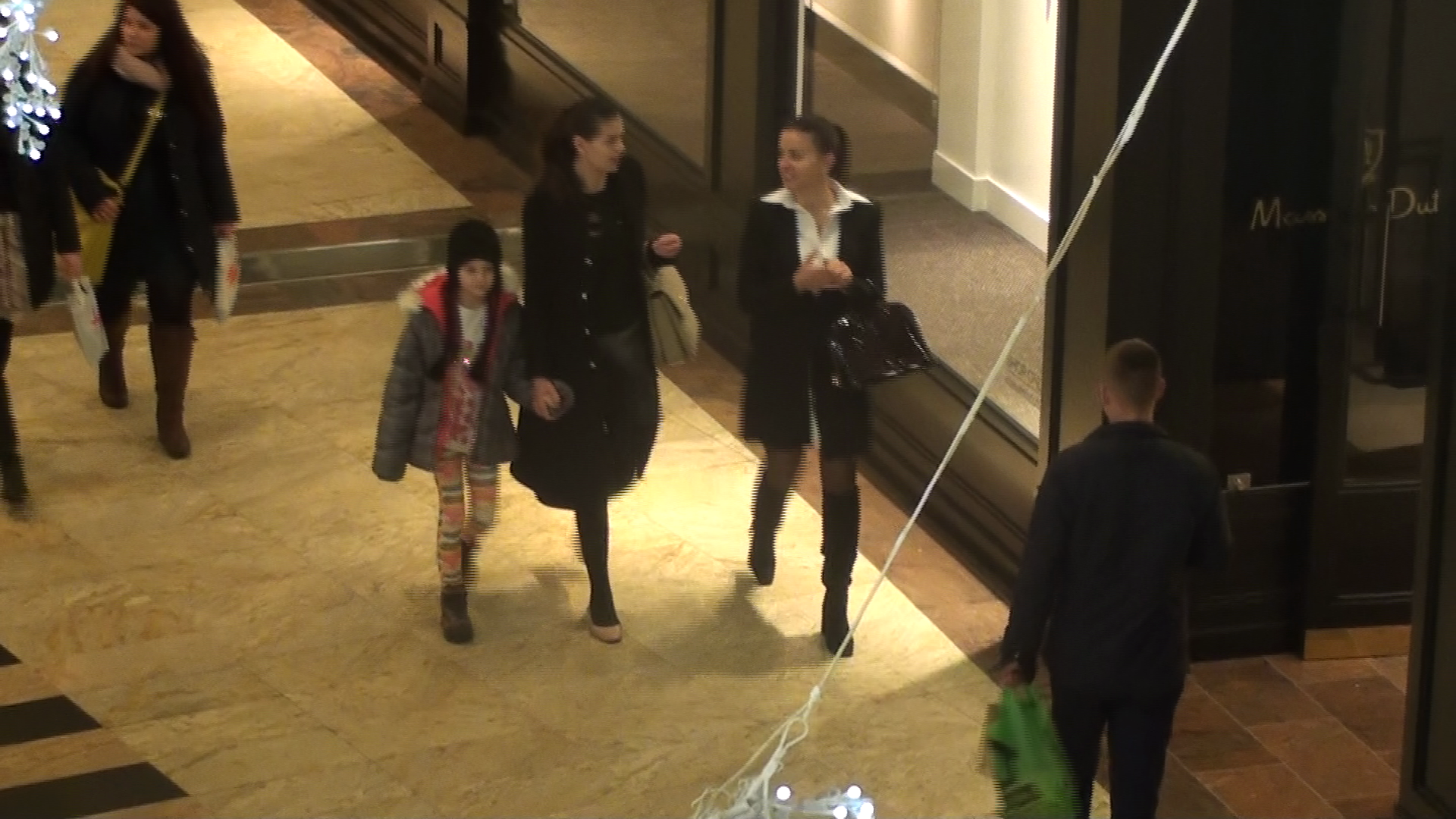 moni la mall cu irina