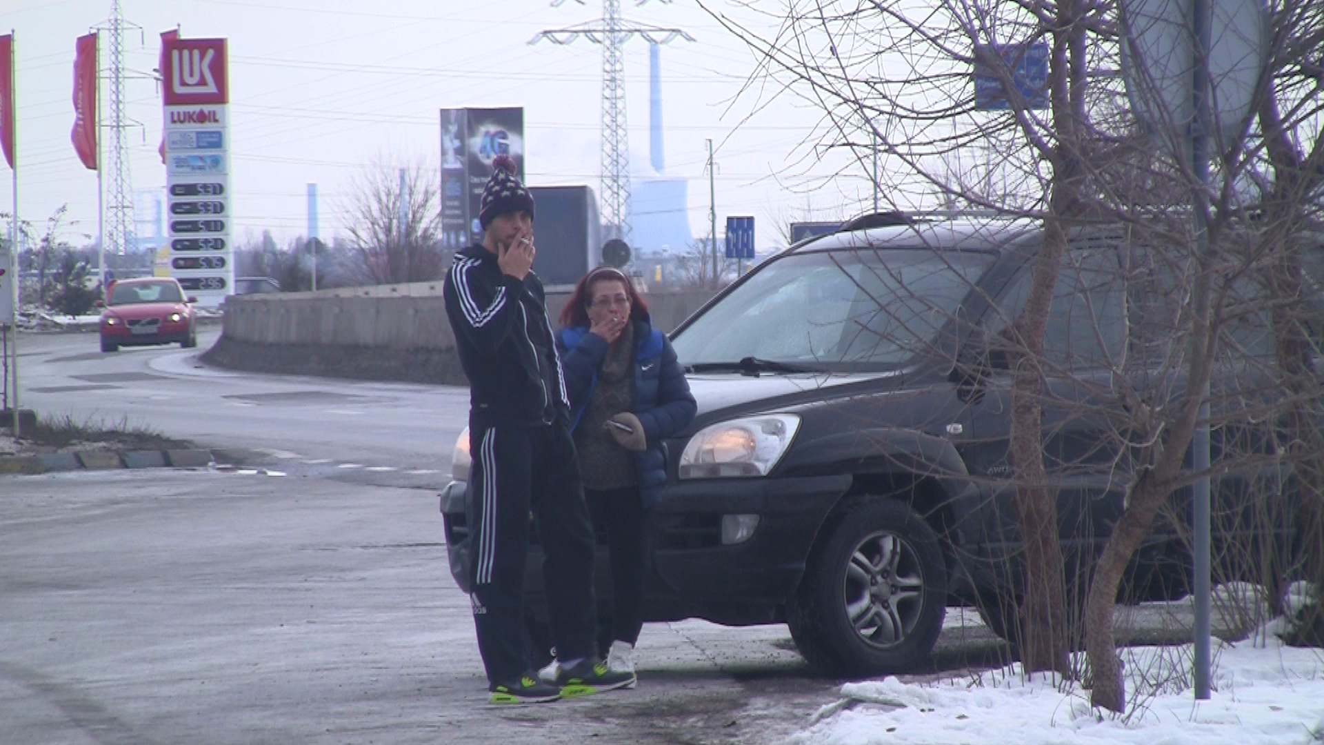 La jumatatea drumului, Marius opreste masina pentru a fuma o tigara