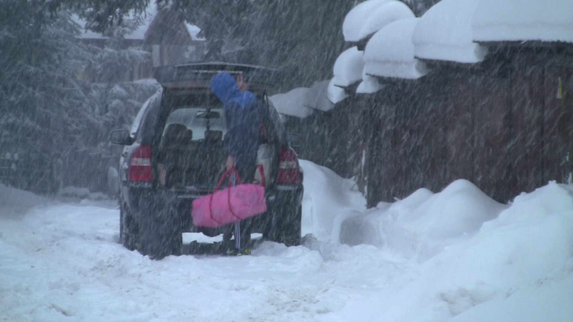 Dupa ce Oana intra in casa alaturi de mama lui Pepe, Marius ramane sa care bagajele din masina