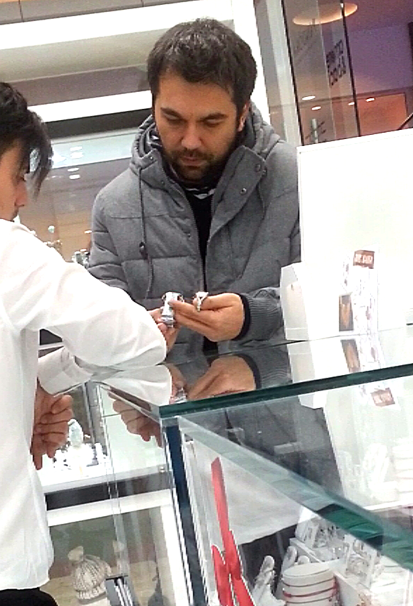 Andreas Petrescu a cumparat inelul de logodna, dar si un ceas pentru Augusta Lazarov