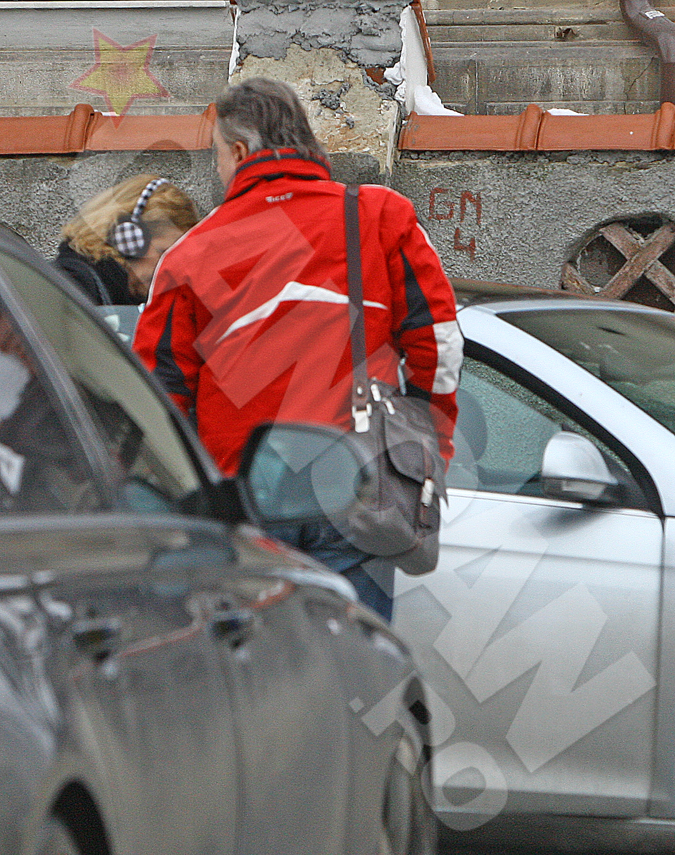 Sotul e galant cu Raluca Moianu si i-a deschis portiera