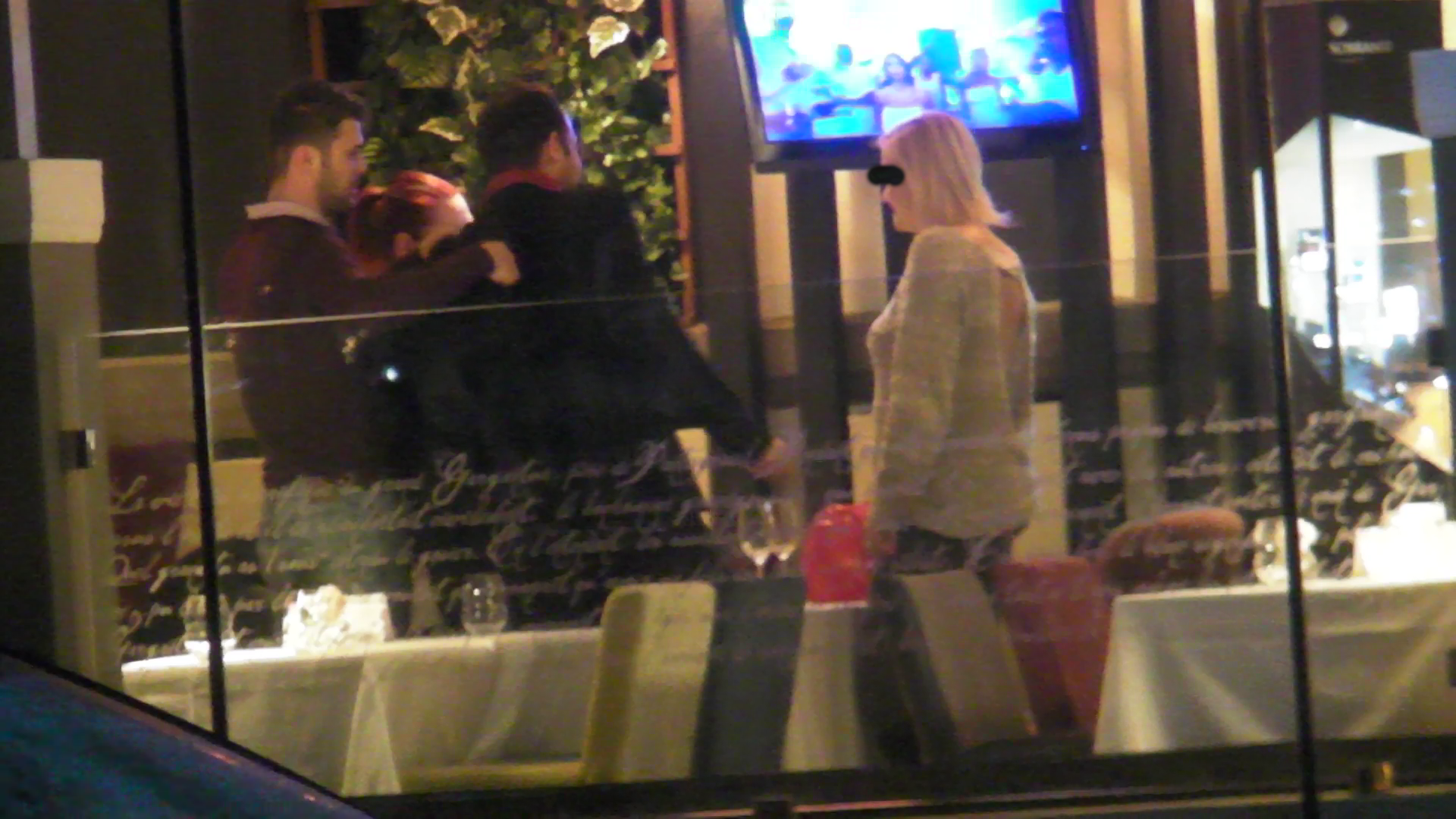 Expertul CANCAN.ro a spus ca gestul lui Marius de a ajuta sa se imbrace un barbat este deplasat