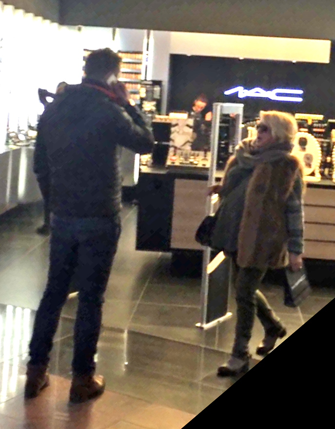 Cat timp Mirabela si-a cumparat cosmetice, barbatul a asteptat-o in fata magazinului