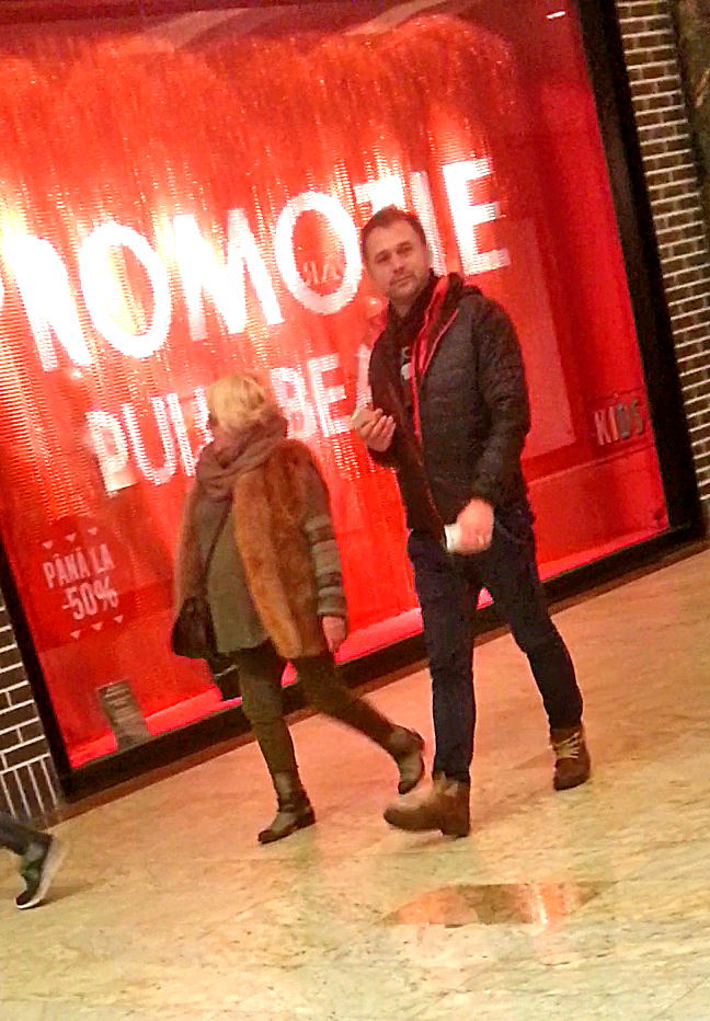 Mirabela si unul dintre baietii de la Autentic s-au plimbat de zor prin mall