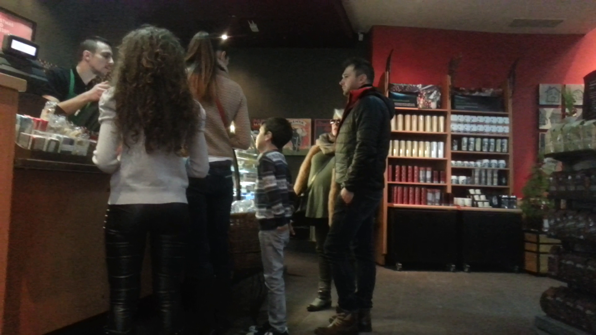 Cantareta si partenerul ei s-au oprit la o cafenea