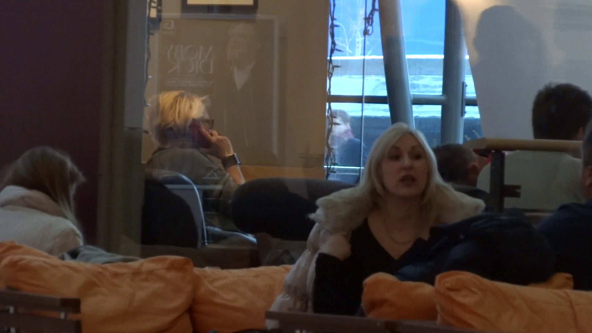 Mirabela parea mult mai interesata de conversatia telefonica decat de prezenta barbatului