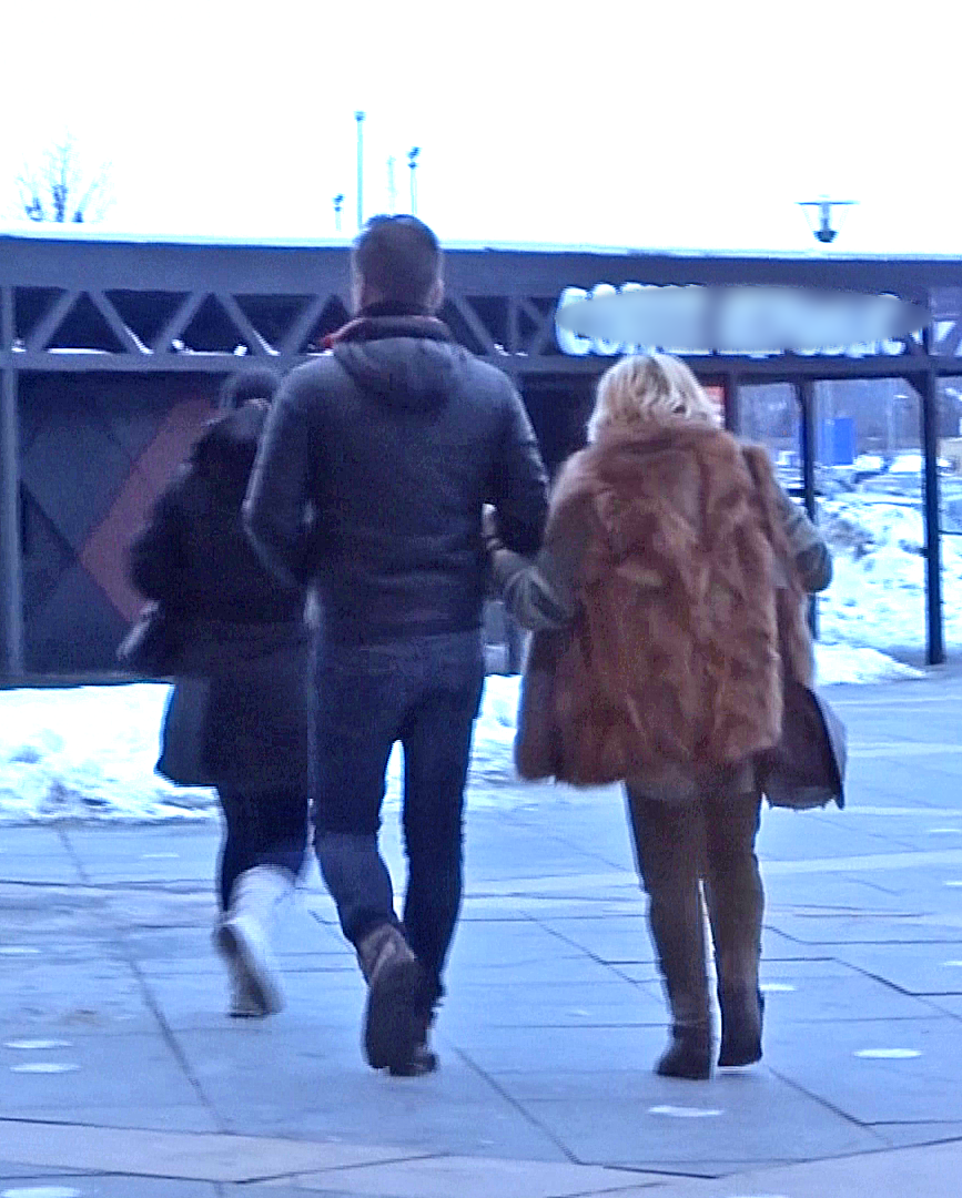 De teama sa nu alunece sau pur si simplu asa si-a dorit, Mirabela il ia de brat pe partenerul ei