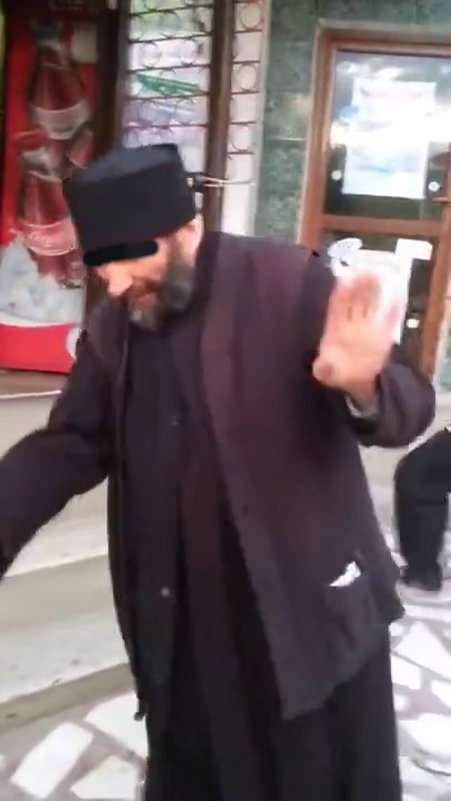 Presupusul preot a fost filmat de cativa tineri in fata unui magazin