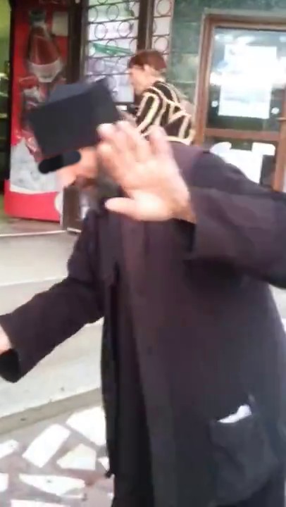 La un moment dat tinerii sustin pe filmare ca presupusul slujitor al domnului a injurat