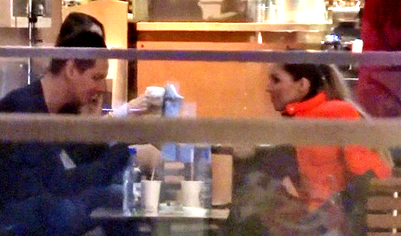 In cea mai mare parte a timpului, barbatul a vorbit la telefon