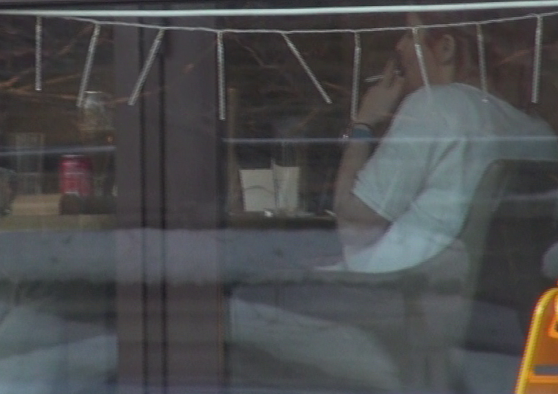 Dupa o masa gustoasa o tigara...nesanatoasa! Sotia lui raul Rusescu a fumat dupa ce a terminat de mancat!