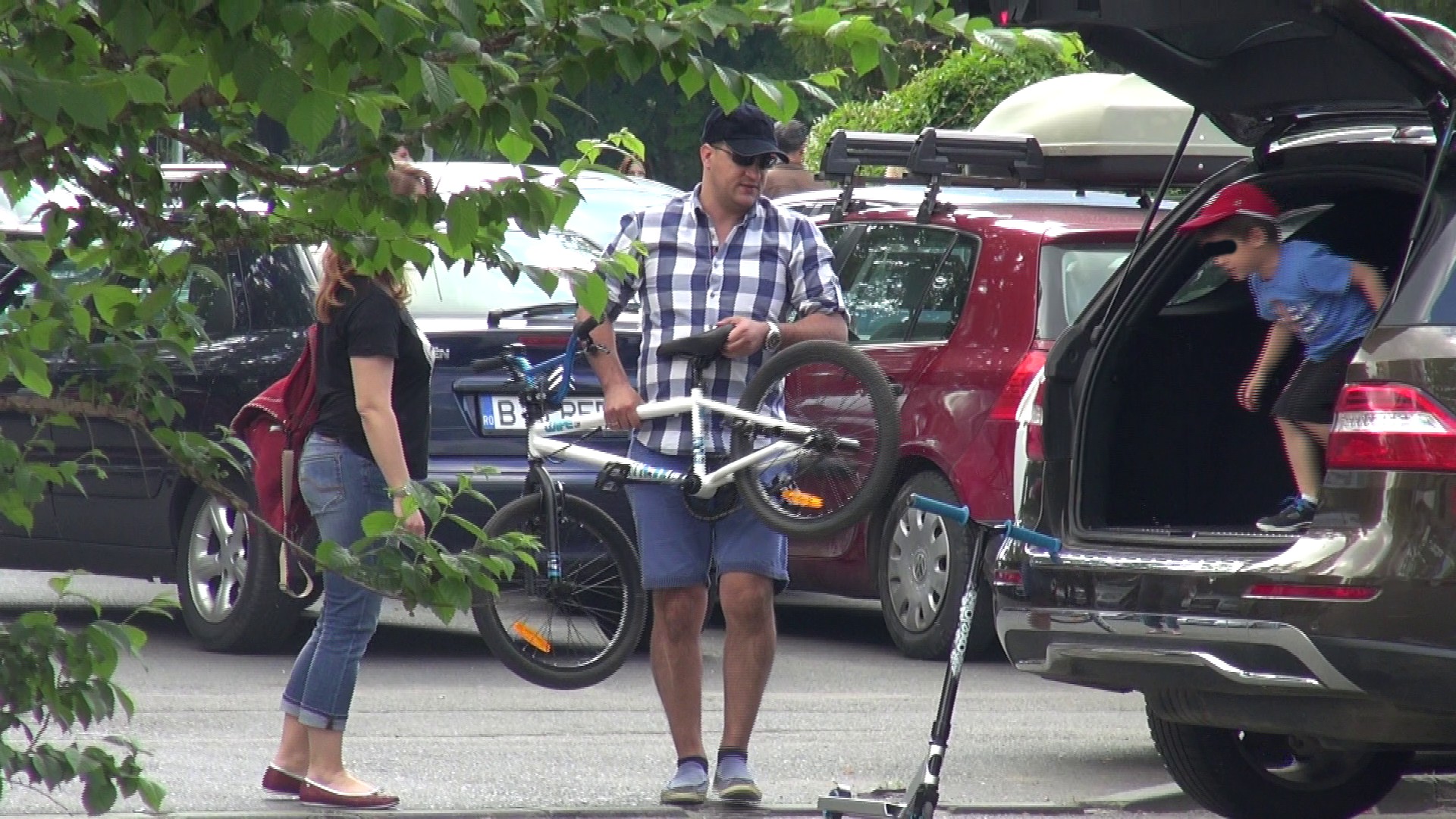 Specialista CANCAN.ro, Suada Agachi, a analizat comportamentul lui Huidu alaturi de sotie si copii la masina. Ea a spus ca denota multa rabdare, calm si tandrete fata de persoanele care il inconjoara. Atat el cat si doamna care il insoteste degaja un aer extrem de relaxant in jurul lor