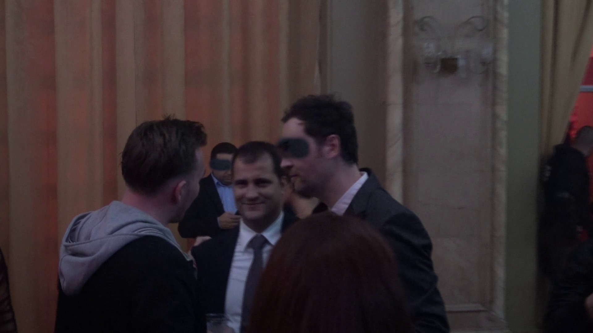 Este foarte incantat in momentul cand se intalneste cu cei doi prieteni dar, dupa ce se departeaza de ei, privind spre cel mai inalt, se vede in privirea lui o retinere si timiditate, regret, este de parere Suada