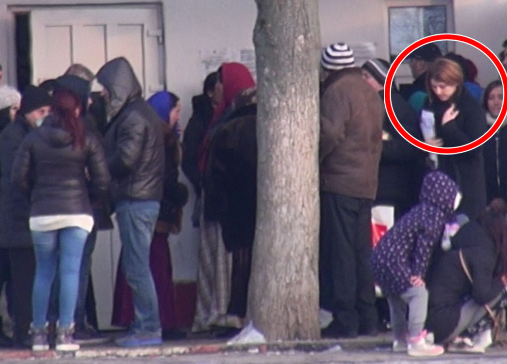 Sotia lui Gica Popescu si-a asteptat randul constiincioasa, in multimea de vizitatori nerabdatori