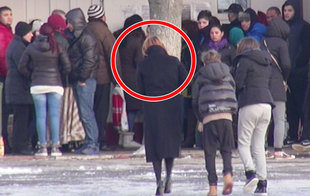 Toti cei aflati la rand au privit cum sotia lui Gica Popescu si cei doi copii intra in sectorul de vizite