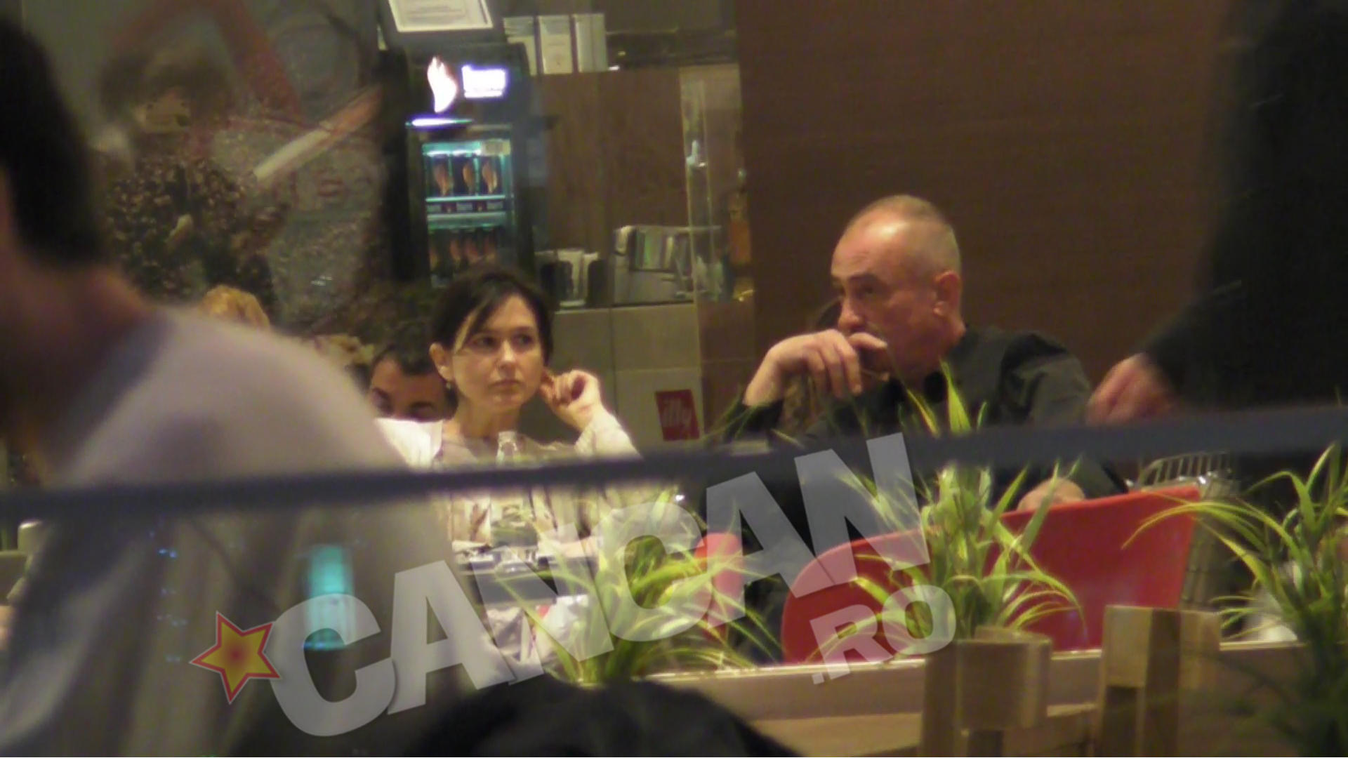 Milionarul si sotia se sprijina de masa