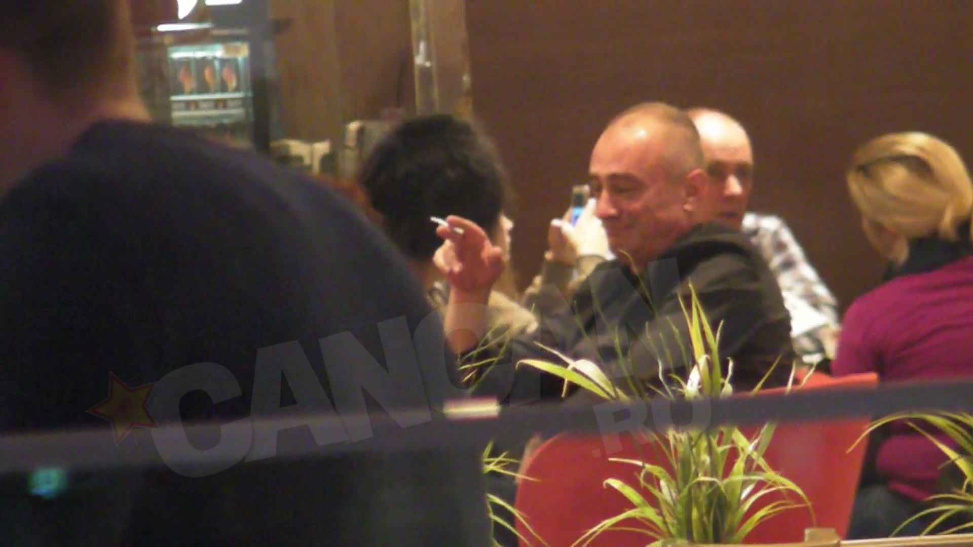 Milionarul se relaxeaza fumand