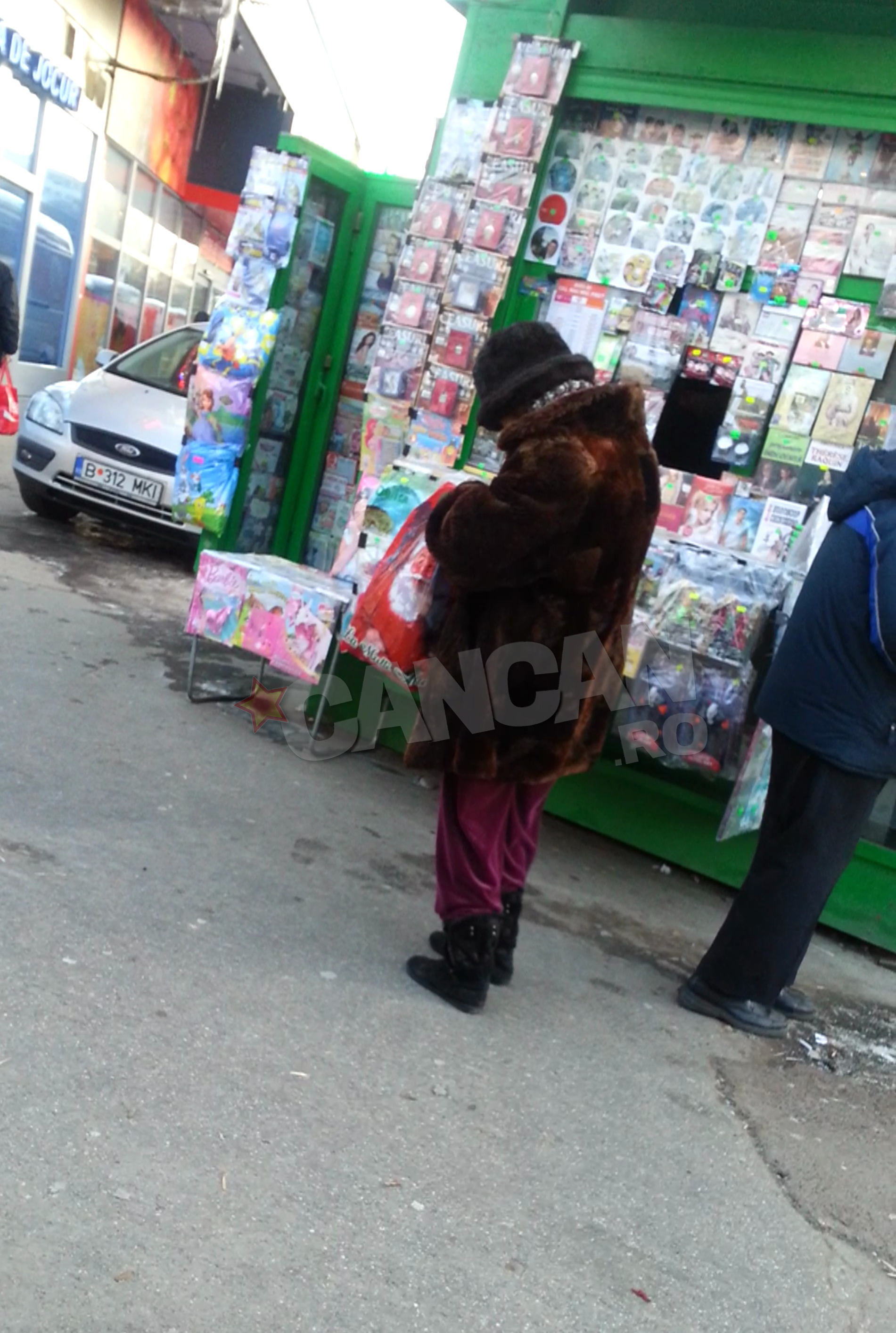 Adriana Iliescu s-a oprit mai intai la chioscul de ziare