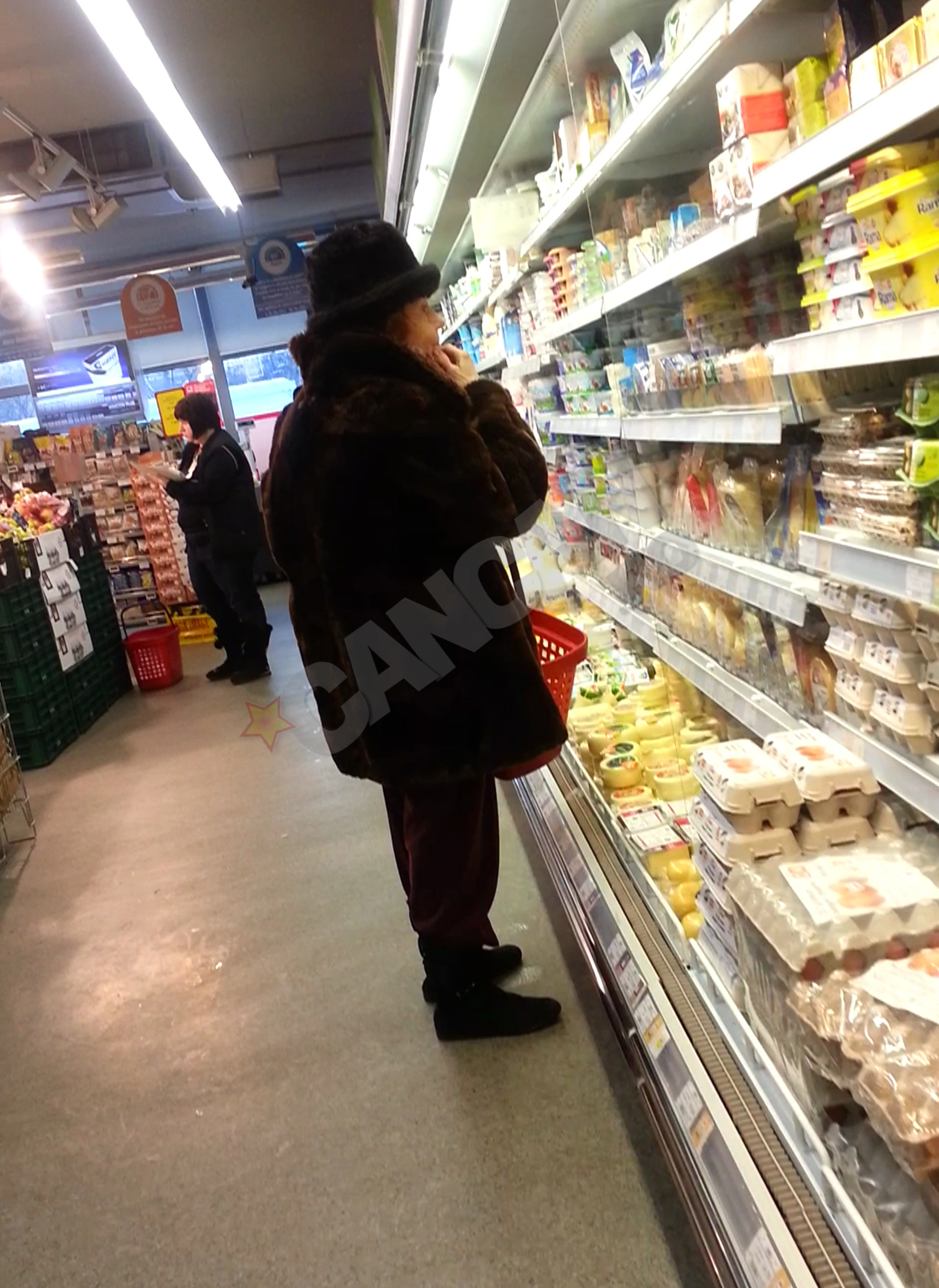 Mama Elizei a stat o clipa pe ganduri inainte sa aleaga branza