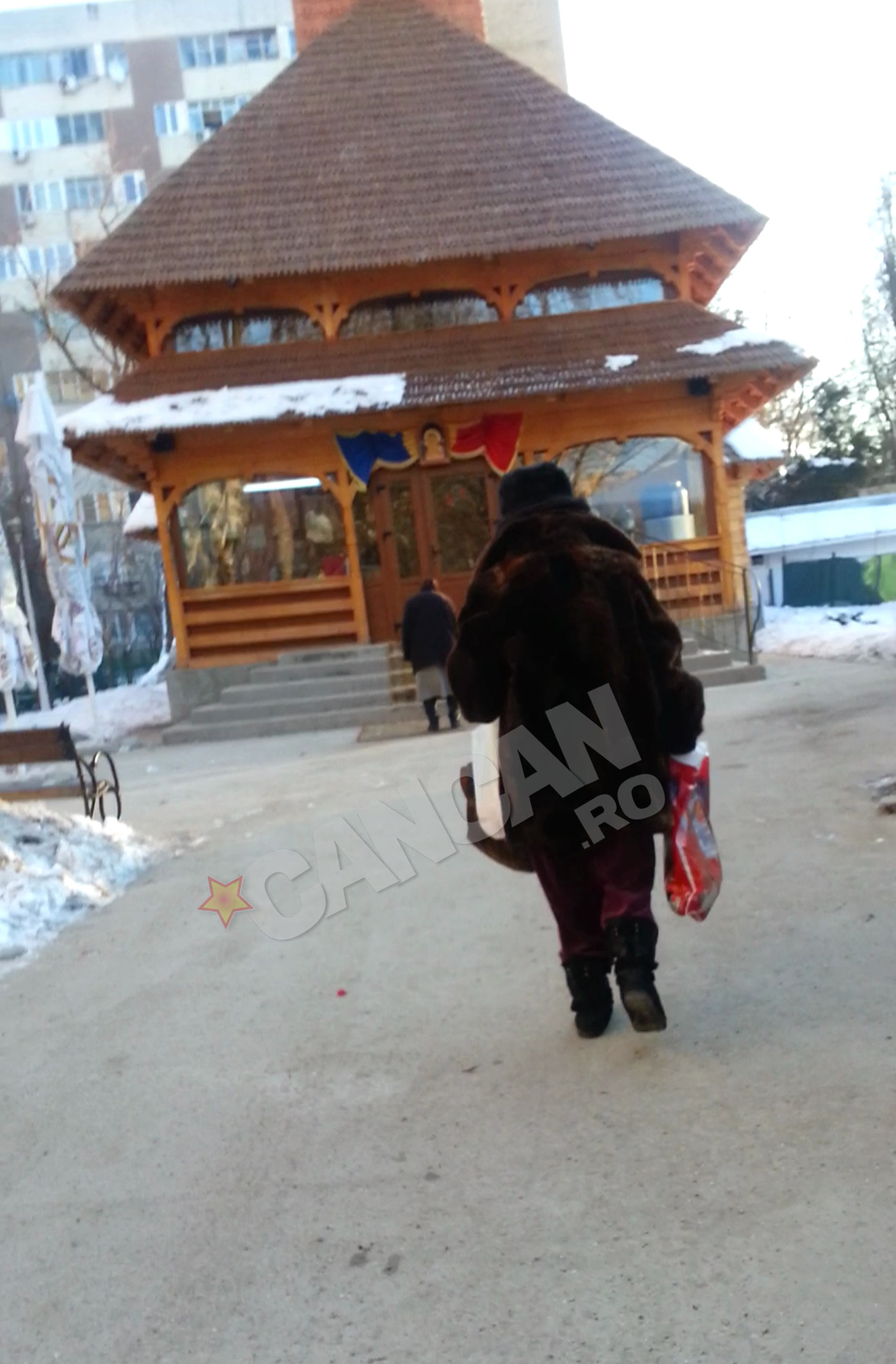 Adriana Iliescu s-a recules, dupa cumparaturi, in bisericuta de cartier