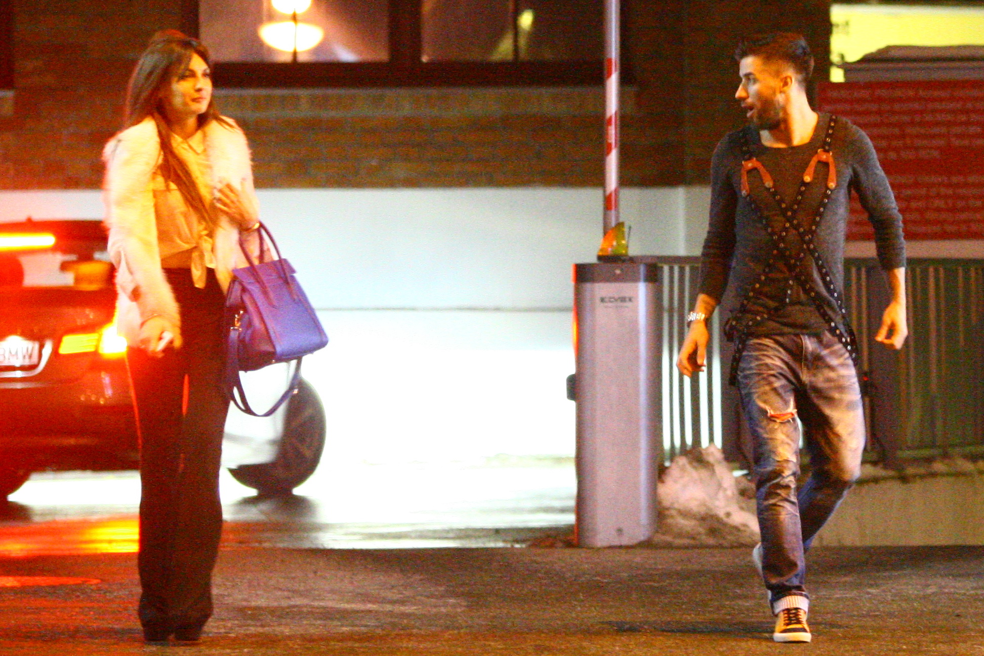 Enache da primele semne de suparare si se indeparteaza de fata