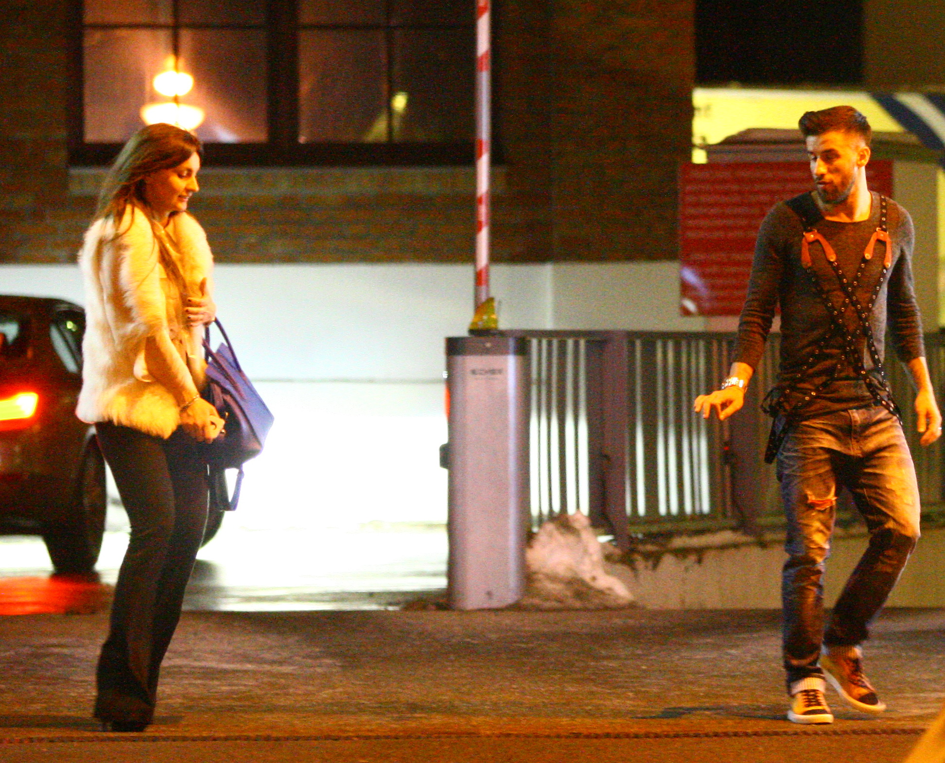 Gabriel Enache ii face semn fetei sa se indeparteze