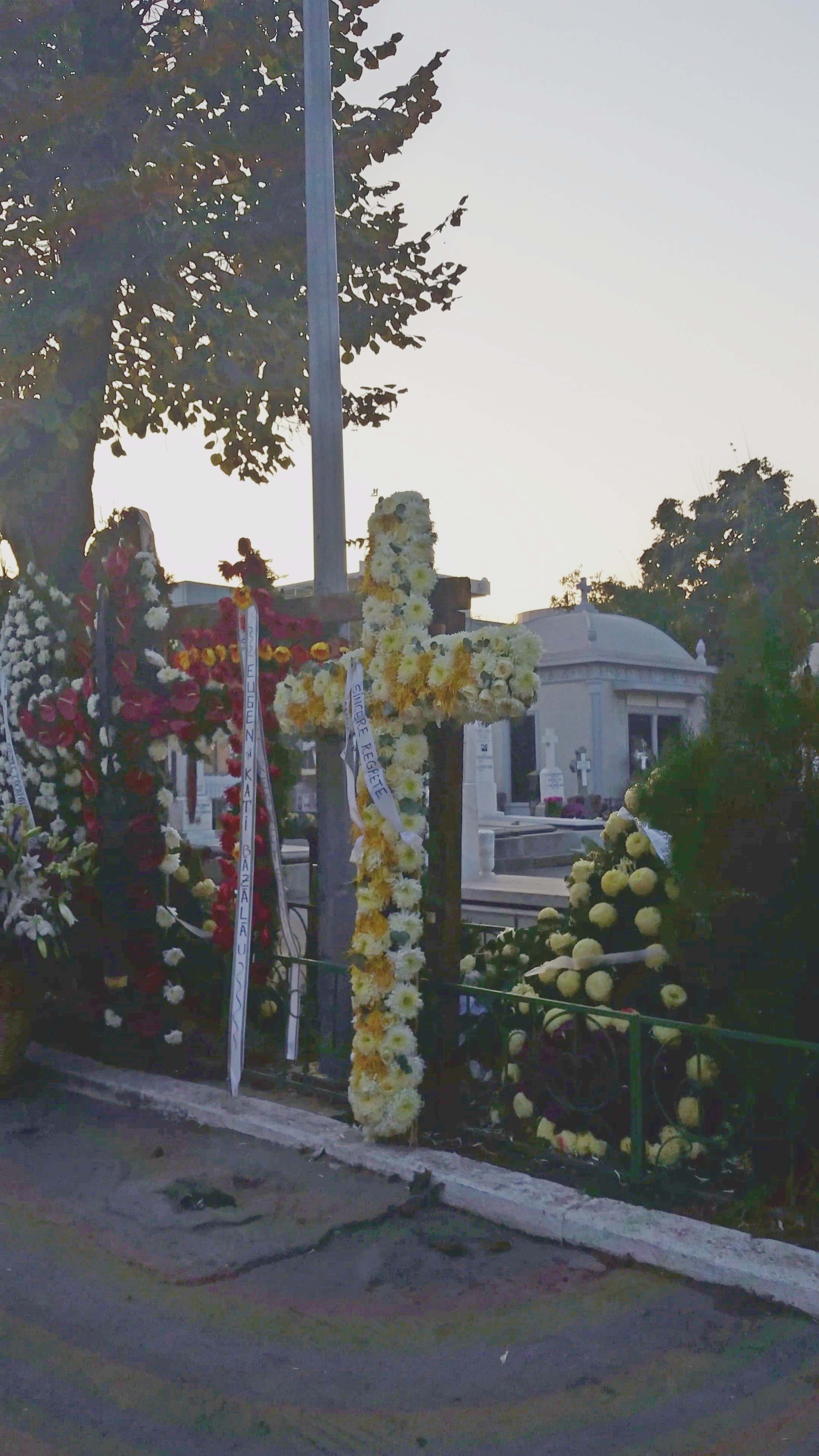 La intrarea in capela in care Bambina isi doarme somnul cel de vezi, sta o coroana primita de la Dan Bursuc