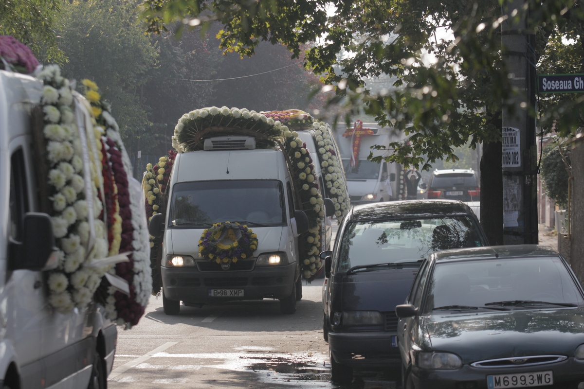 Regina florilor era extrem de iubita. Peste zece dube au fost necesare pentru a cara toate coroanele la cimitir