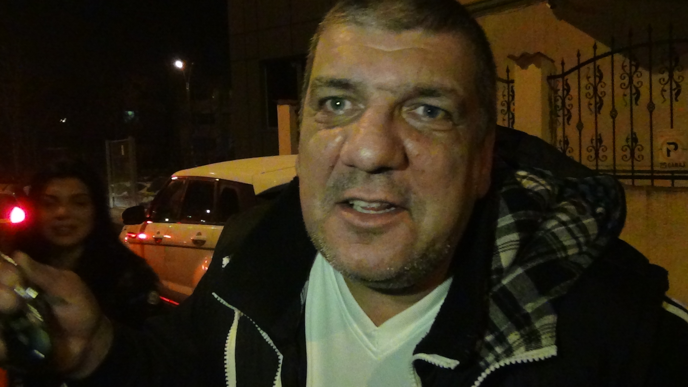 Barbatul povesteste ca vrea sa profite de absenta sotiei sale de acasa