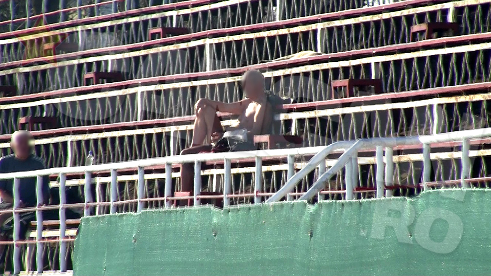 Un alt barbat s-a apucat sa faca plaja, la cativa metri mai incolo de femeie