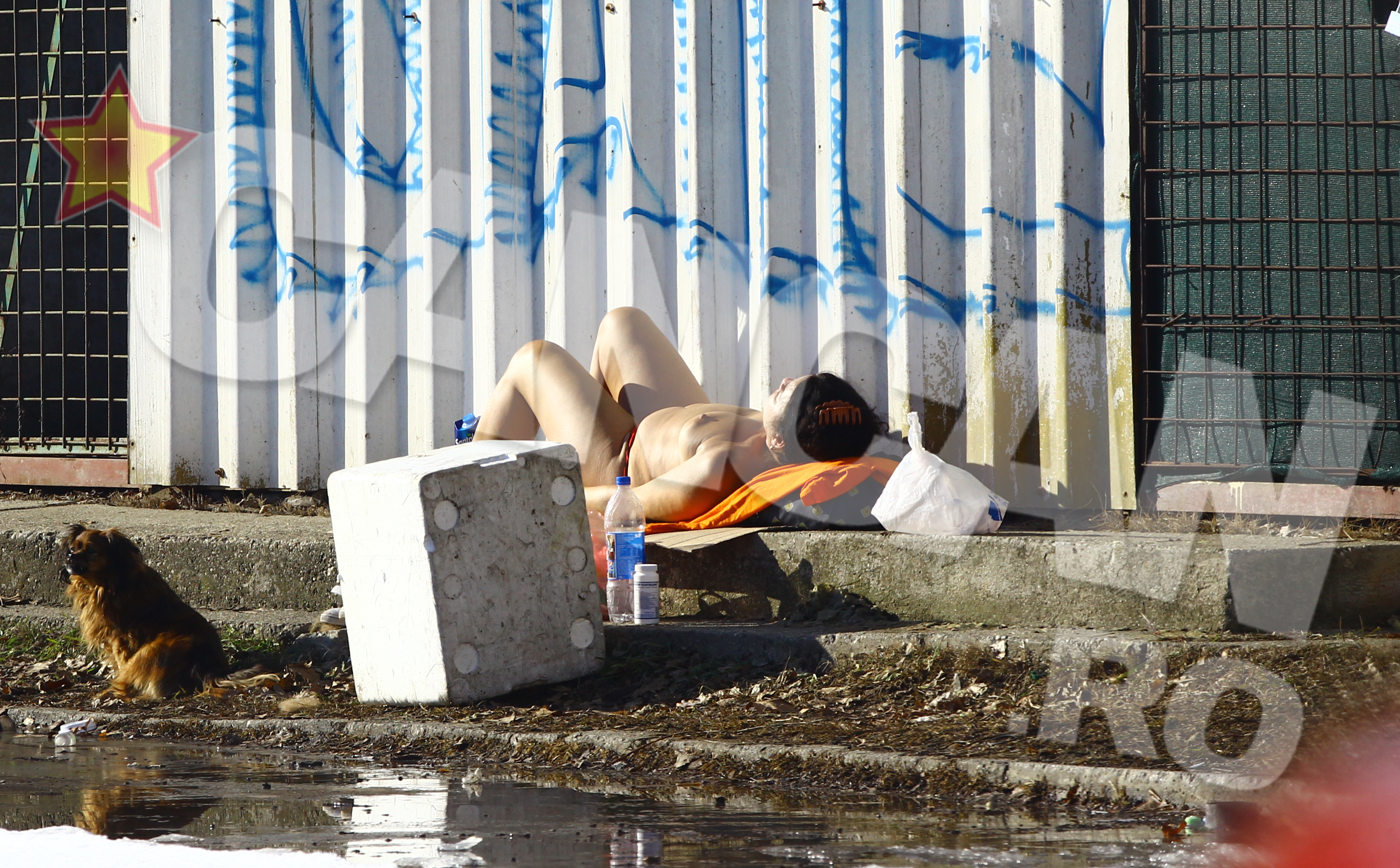 Chiar daca se afla la a doua tinerete, femeia nu s-a jenat de barbatii prezenti