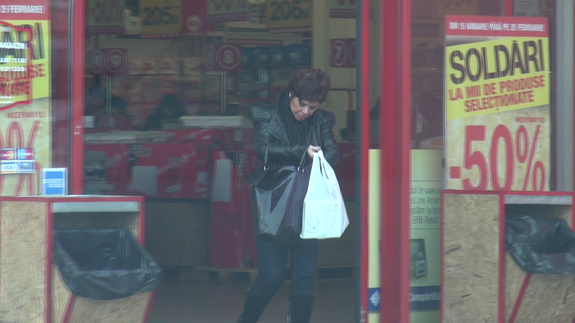 Cantareata profita de ultimele reduceri pentru a mai face cateva cumparaturi