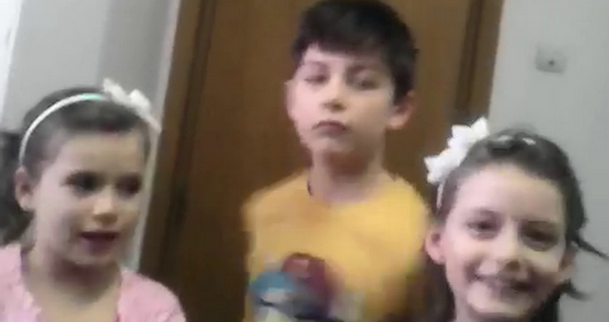 Cei trei copii stau de ceva ani intr-un centru de plasament in Pitesti