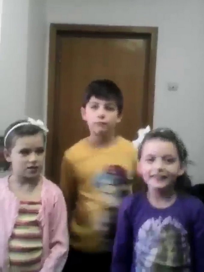 Parintii celor trei ingerasi doar au sunat la centru