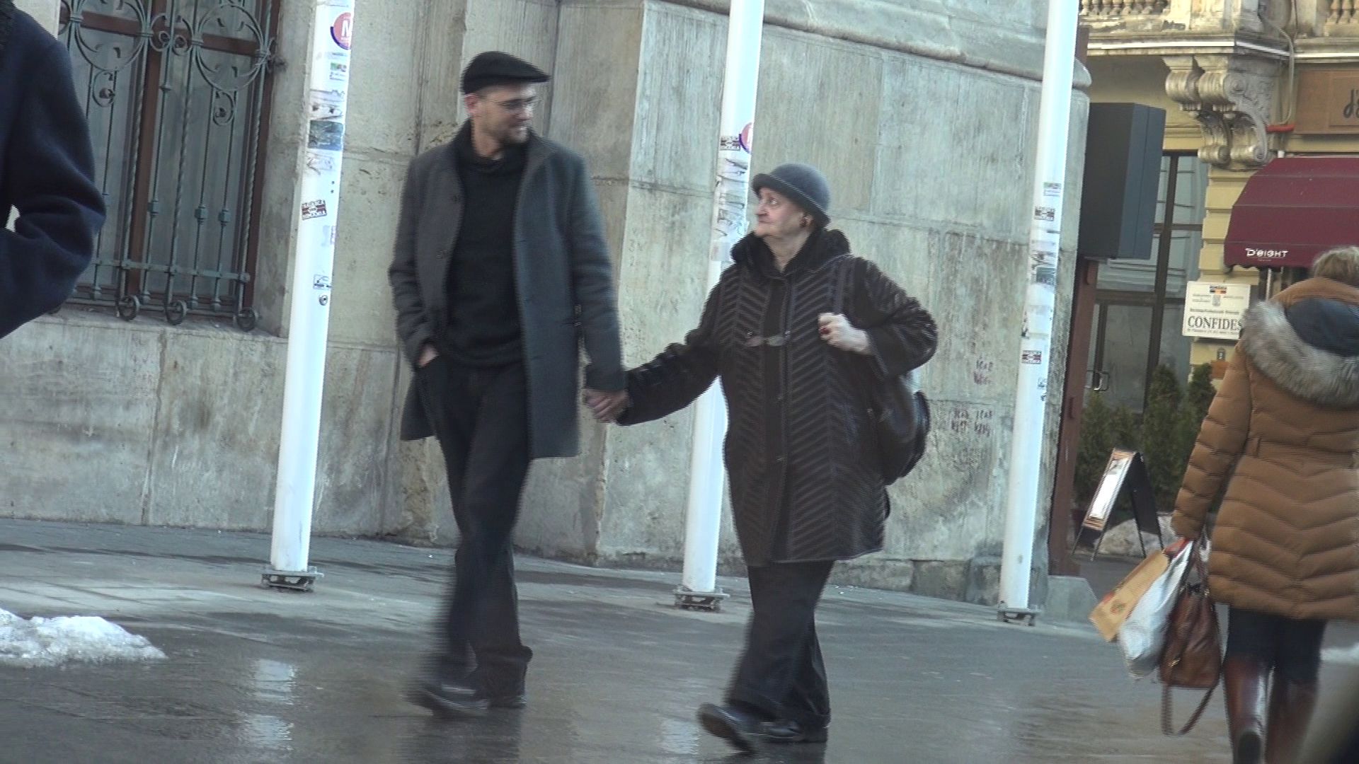 oreste cu mama la restaurant