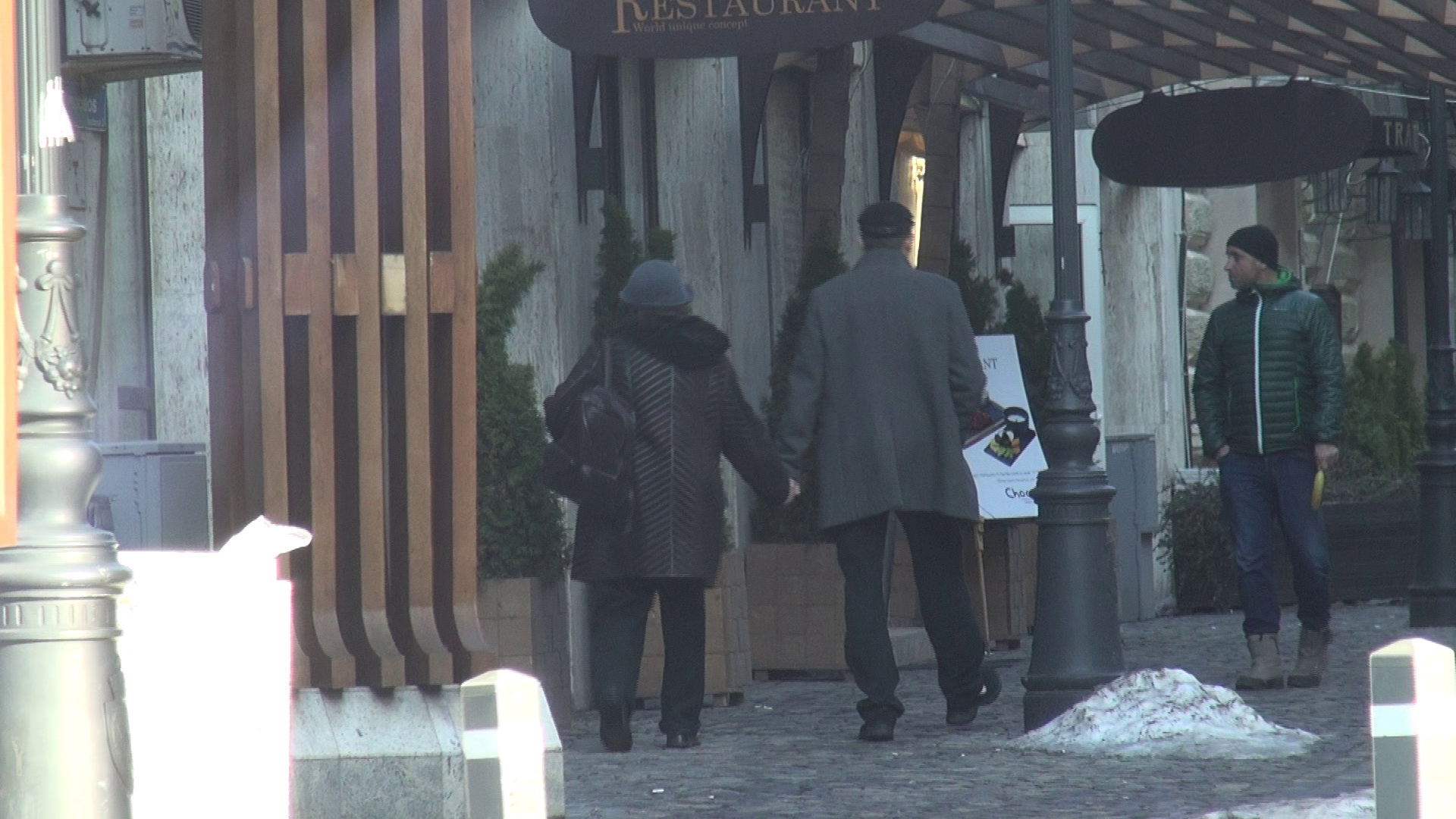 oreste cu mama la restaurant