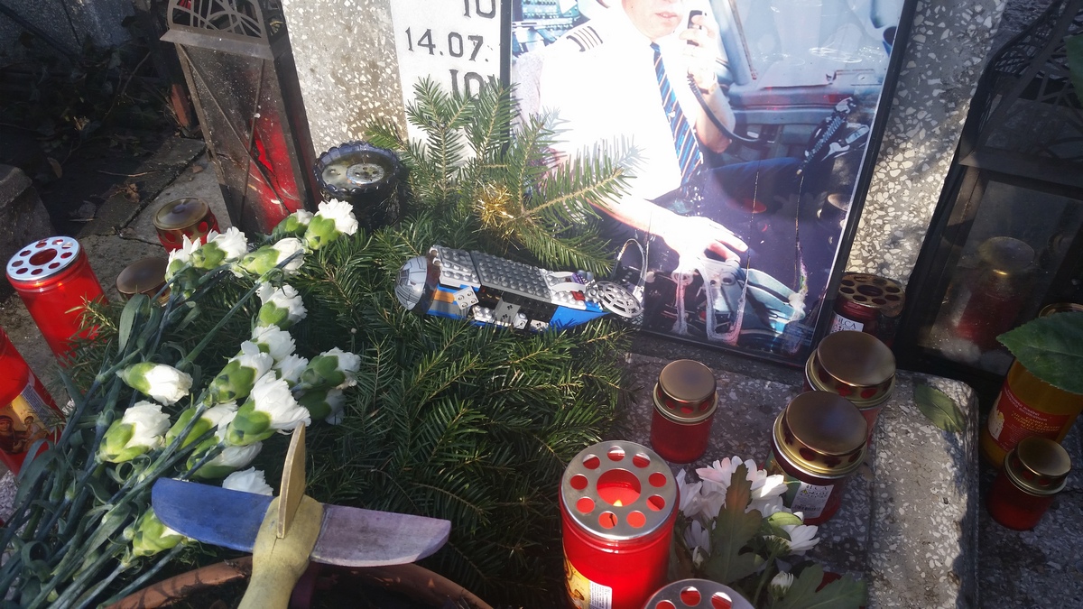 La mormantul lui Adrian Iovan a aparut un avion de jucarie, facut din piese Lego