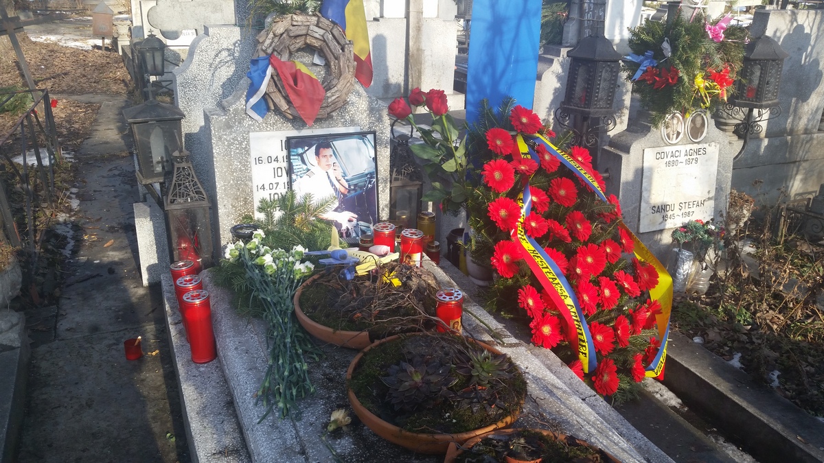 La mormantul lui Iovan colegii de la Scoala Superioara de Aviatie au adus luni o coroana de flori