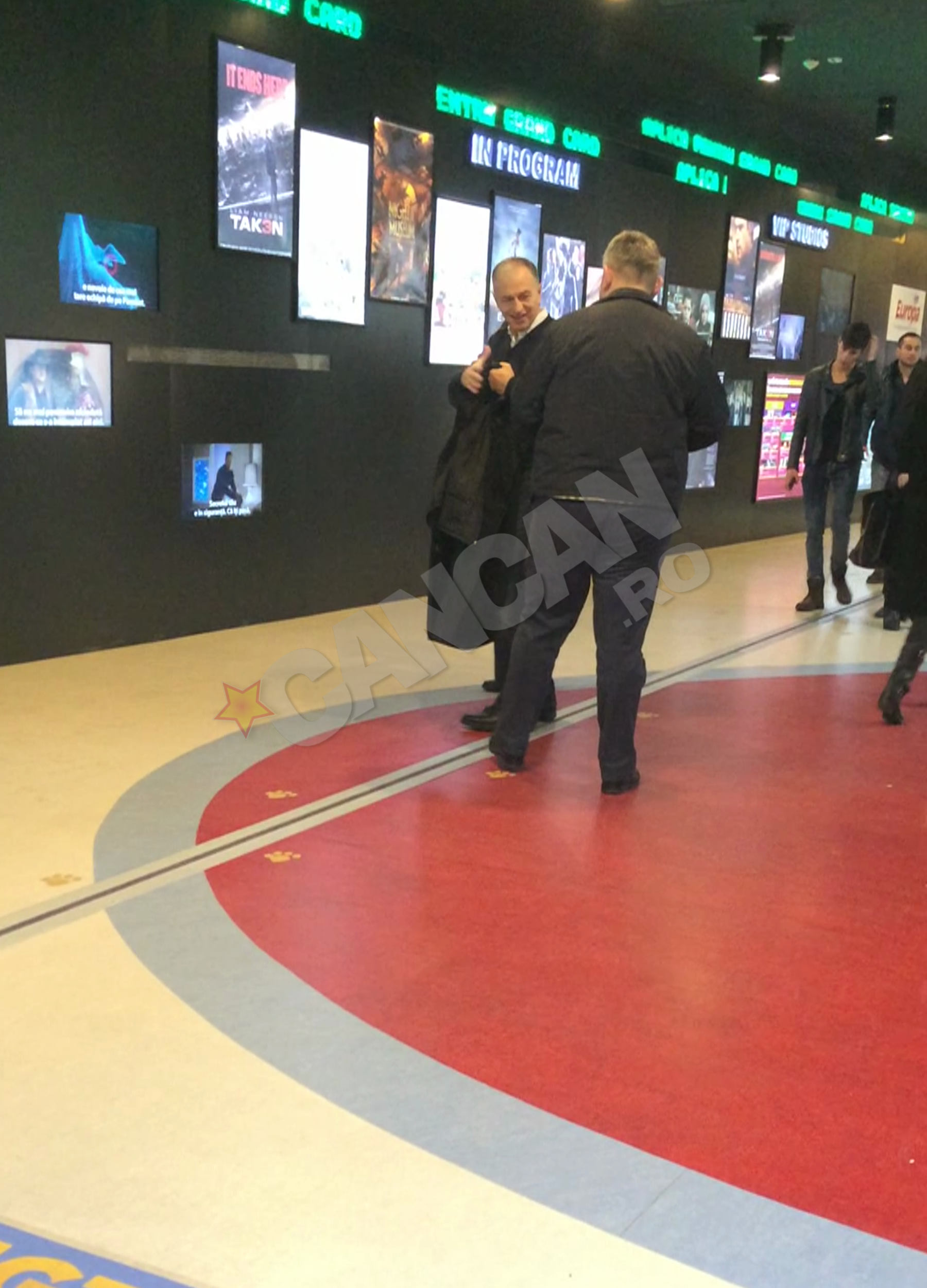 Un cunoscut ii strange mana politicianului