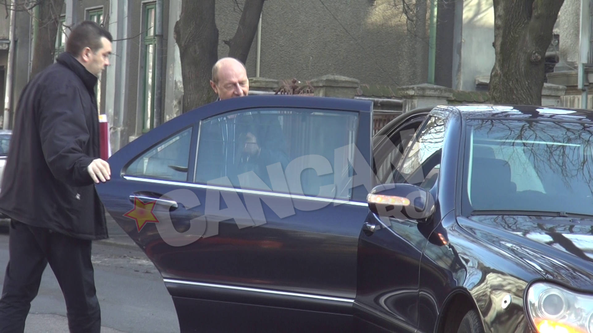 SPP-istul ii tine, conform protocolului, usa masinii