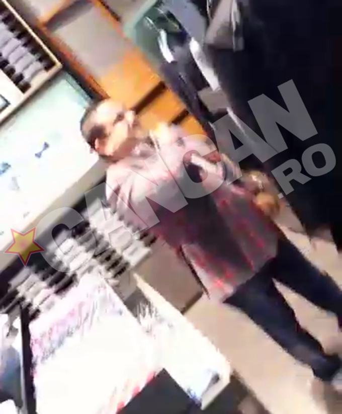 Adrian Minune s-a uitat timp de mai multe minute dupa o cravata