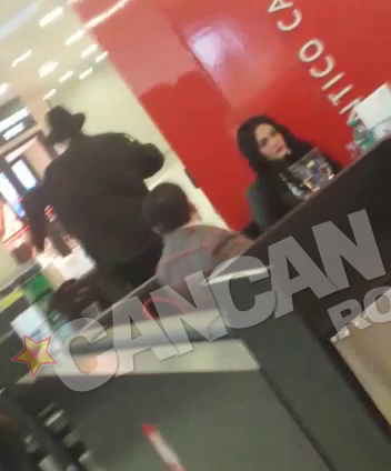 Adrian Minune a stat la masa alaturi de o bruneta misterioasa