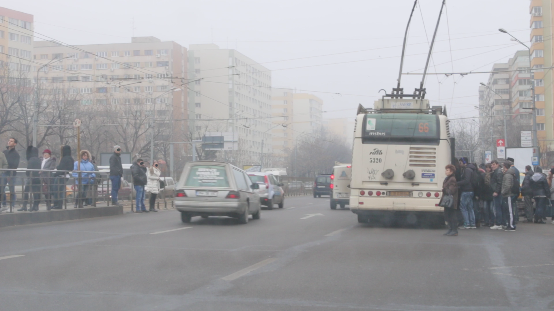 Pietonii traverseaza pe unde vad cu ochii, fara sa ia in seama ca doar la cativa pasi este un pasaj subteran, care nu le pune viata in pericol