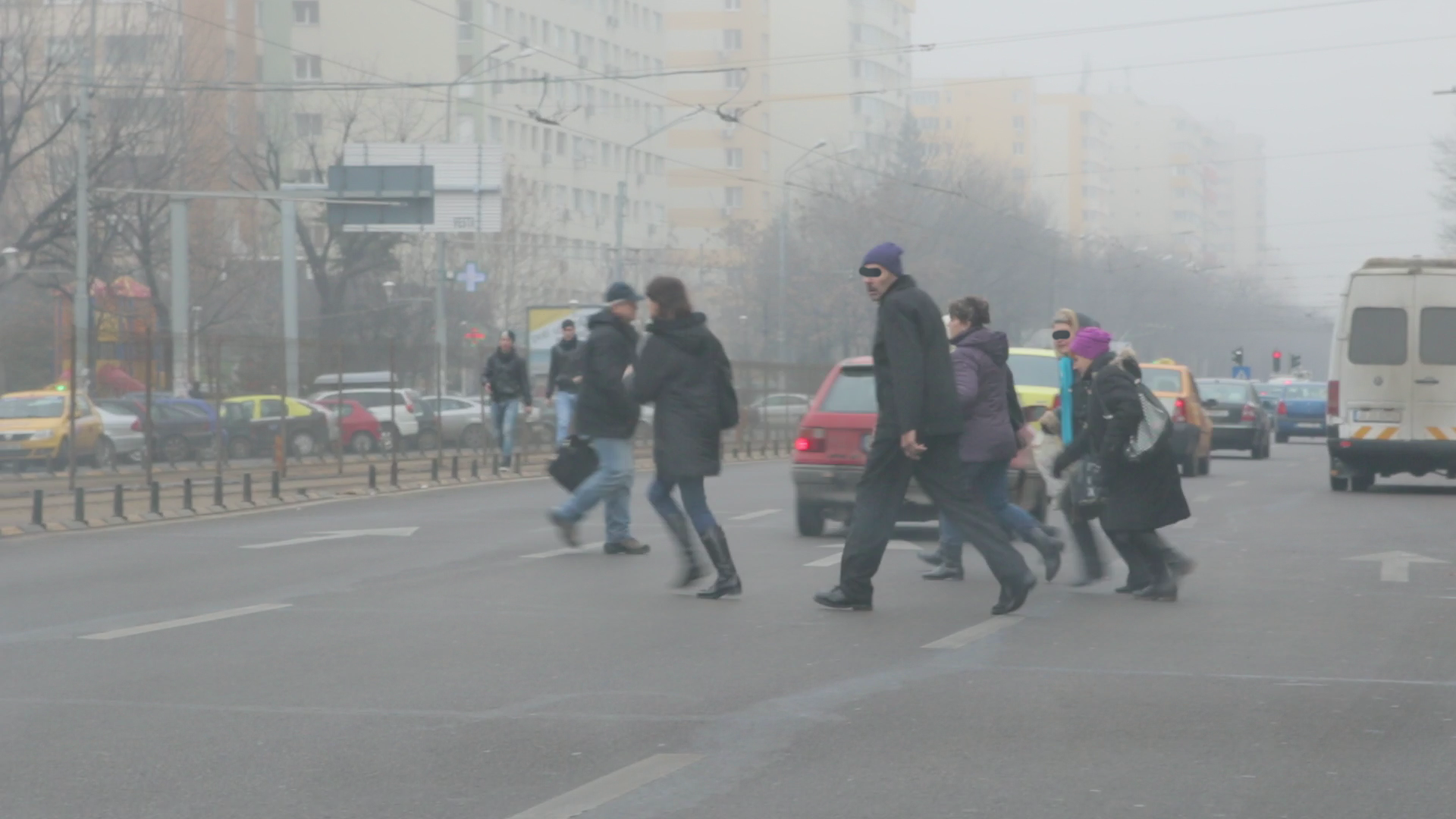 La piata Obor sute de persoane isi pun zilnic viata in pericol