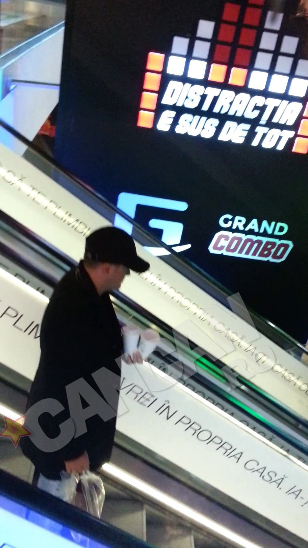 Trist si abatut, a coborat pana la parcare