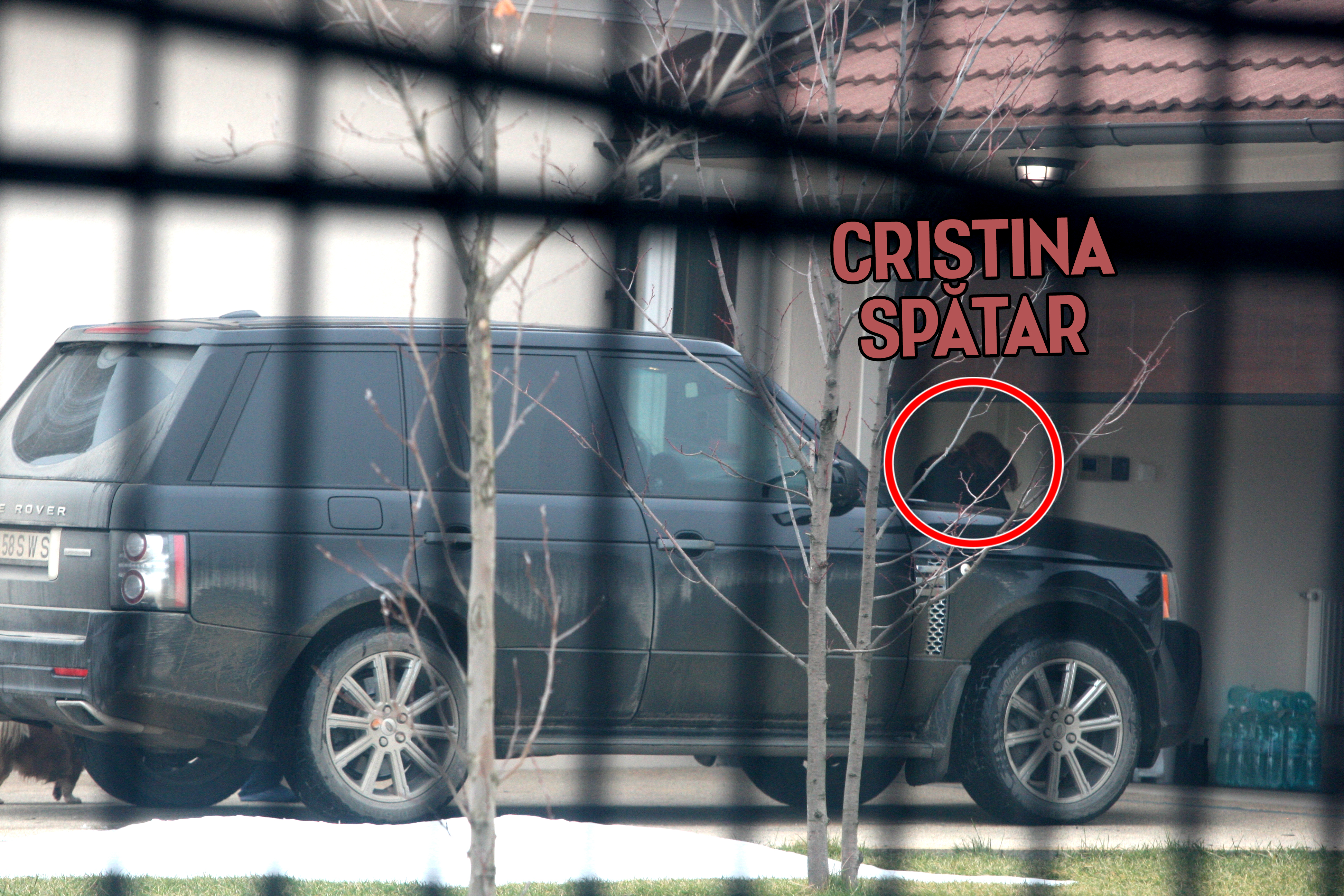Cristina Spatar fuge repede in casa