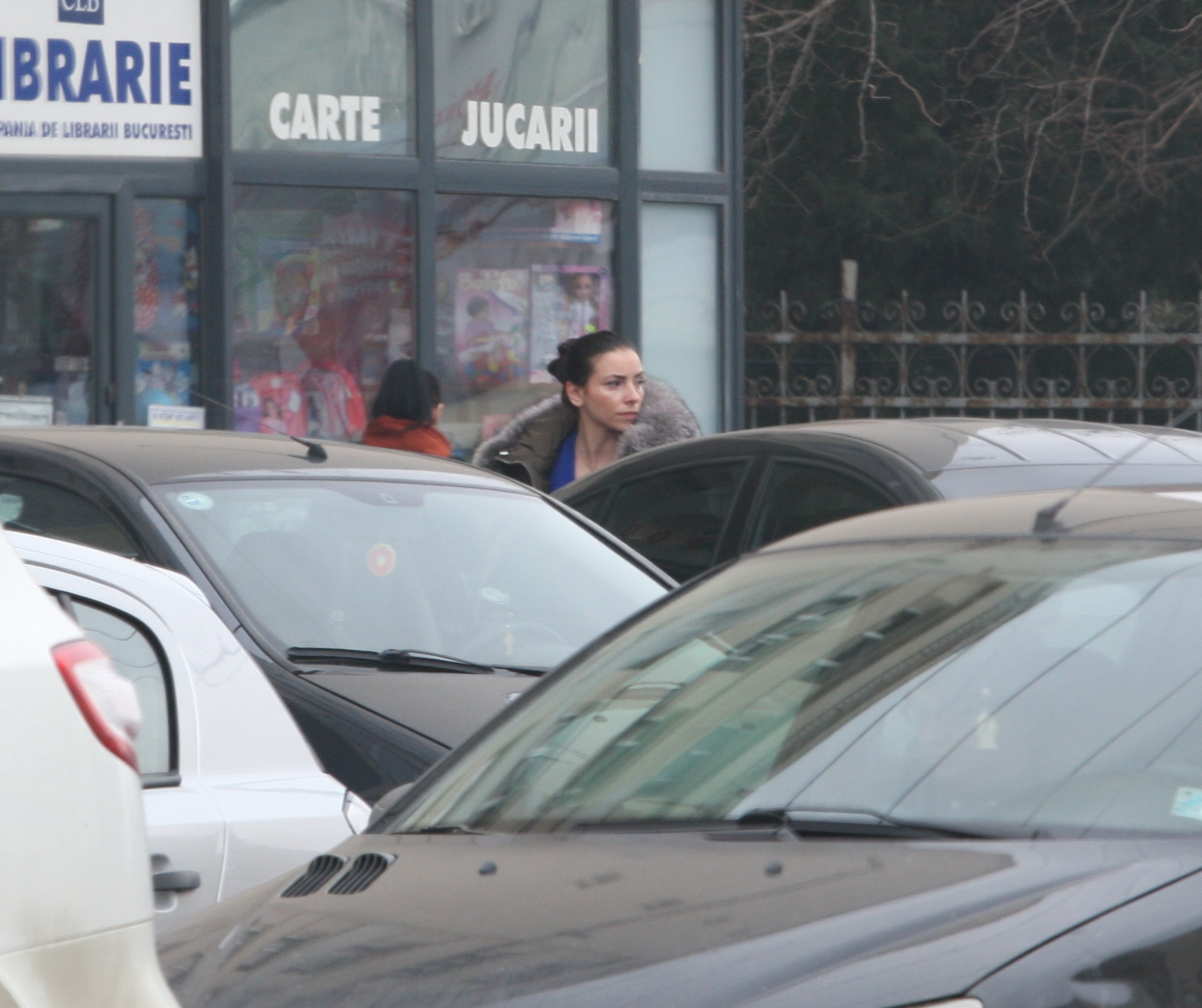 Cristina Niculae se uita in jur pentru a se asigura ca nu este urmarita